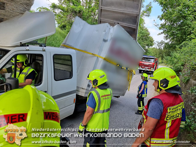 20220617 Bergung Kleintransporter aus Wasserleitungs-Unterführung Pfaffstätten-Einöde Foto: Stefan Schneider 20220617 Bergung Kleintransporter aus Wasserleitungs-Unterführung Pfaffstätten-Einöde Foto: Stefan Schneider