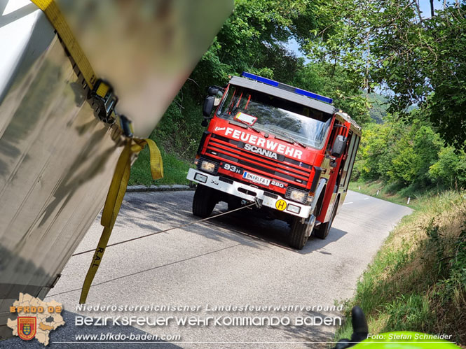 20220617 Bergung Kleintransporter aus Wasserleitungs-Unterführung Pfaffstätten-Einöde Foto: Stefan Schneider 20220617 Bergung Kleintransporter aus Wasserleitungs-Unterführung Pfaffstätten-Einöde Foto: Stefan Schneider