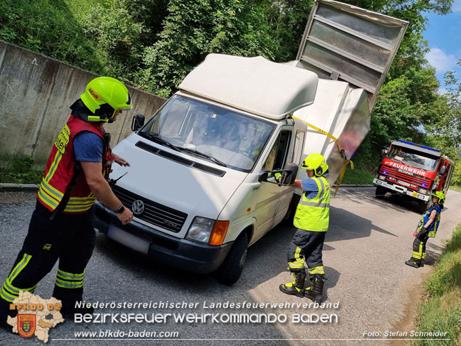 20220617 Bergung Kleintransporter aus Wasserleitungs-Unterführung Pfaffstätten-Einöde Foto: Stefan Schneider 20220617 Bergung Kleintransporter aus Wasserleitungs-Unterführung Pfaffstätten-Einöde Foto: Stefan Schneider