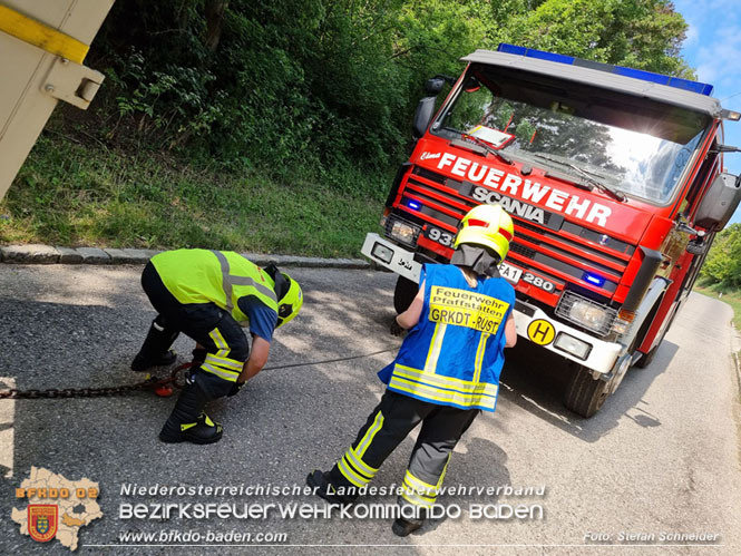 20220617 Bergung Kleintransporter aus Wasserleitungs-Unterführung Pfaffstätten-Einöde Foto: Stefan Schneider 20220617 Bergung Kleintransporter aus Wasserleitungs-Unterführung Pfaffstätten-Einöde Foto: Stefan Schneider