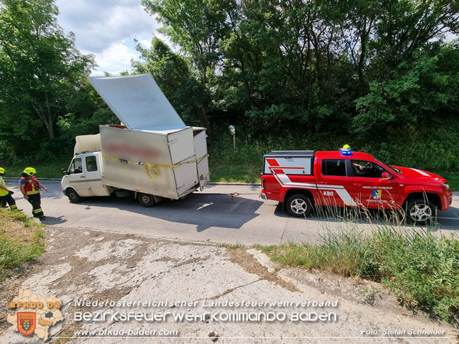 20220617 Bergung Kleintransporter aus Wasserleitungs-Unterführung Pfaffstätten-Einöde Foto: Stefan Schneider 20220617 Bergung Kleintransporter aus Wasserleitungs-Unterführung Pfaffstätten-Einöde Foto: Stefan Schneider