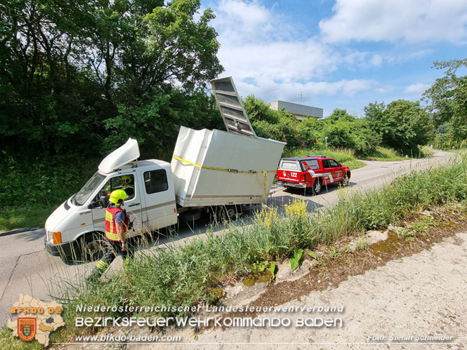 20220617 Bergung Kleintransporter aus Wasserleitungs-Unterführung Pfaffstätten-Einöde Foto: Stefan Schneider 20220617 Bergung Kleintransporter aus Wasserleitungs-Unterführung Pfaffstätten-Einöde Foto: Stefan Schneider
