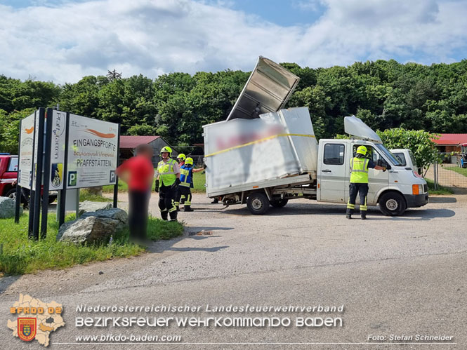 20220617 Bergung Kleintransporter aus Wasserleitungs-Unterführung Pfaffstätten-Einöde Foto: Stefan Schneider 20220617 Bergung Kleintransporter aus Wasserleitungs-Unterführung Pfaffstätten-Einöde Foto: Stefan Schneider