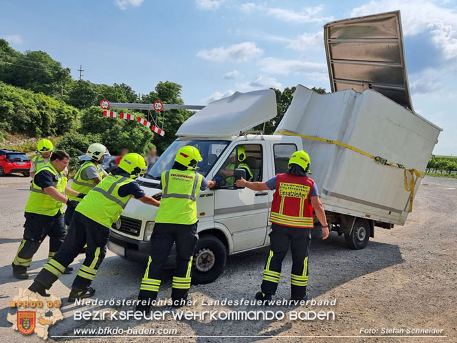 20220617 Bergung Kleintransporter aus Wasserleitungs-Unterführung Pfaffstätten-Einöde Foto: Stefan Schneider 20220617 Bergung Kleintransporter aus Wasserleitungs-Unterführung Pfaffstätten-Einöde Foto: Stefan Schneider