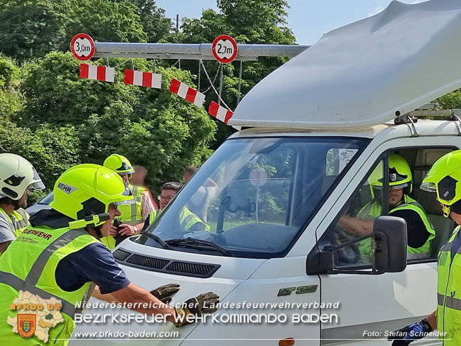 20220617 Bergung Kleintransporter aus Wasserleitungs-Unterführung Pfaffstätten-Einöde Foto: Stefan Schneider 20220617 Bergung Kleintransporter aus Wasserleitungs-Unterführung Pfaffstätten-Einöde Foto: Stefan Schneider