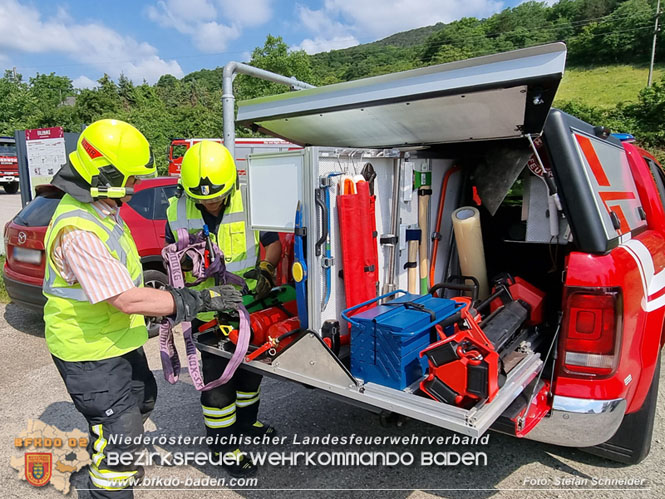 20220617 Bergung Kleintransporter aus Wasserleitungs-Unterführung Pfaffstätten-Einöde Foto: Stefan Schneider 20220617 Bergung Kleintransporter aus Wasserleitungs-Unterführung Pfaffstätten-Einöde Foto: Stefan Schneider