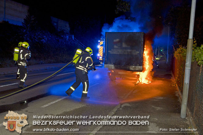 20220623 Nchtlicher Fahrzeugbrand in Baden Ortsteil Leesdorf  Foto: Stefan Schneider