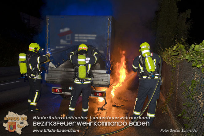 20220623 Nchtlicher Fahrzeugbrand in Baden Ortsteil Leesdorf  Foto: Stefan Schneider