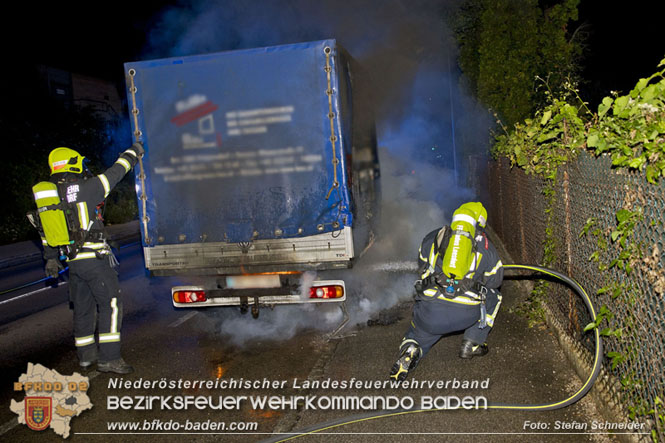 20220623 Nchtlicher Fahrzeugbrand in Baden Ortsteil Leesdorf  Foto: Stefan Schneider