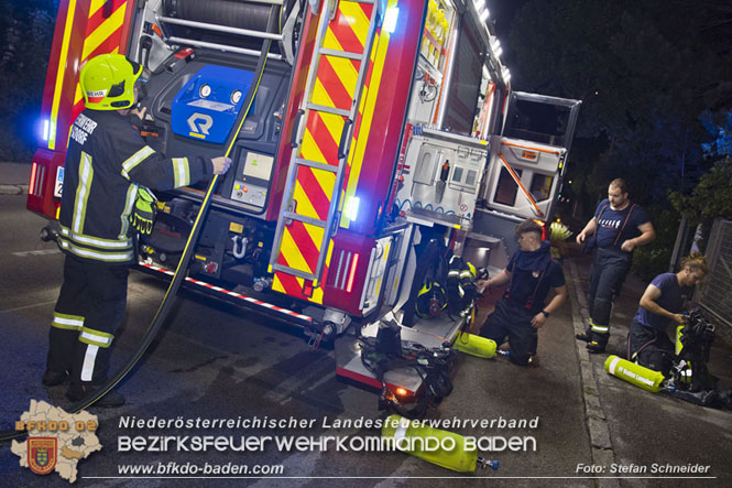 20220623 Nchtlicher Fahrzeugbrand in Baden Ortsteil Leesdorf  Foto: Stefan Schneider