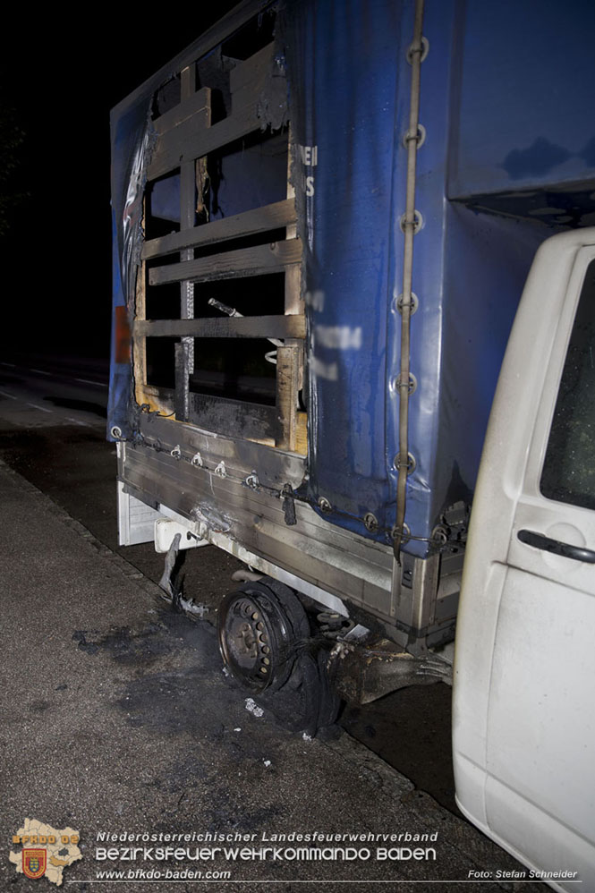 20220623 Nchtlicher Fahrzeugbrand in Baden Ortsteil Leesdorf  Foto: Stefan Schneider