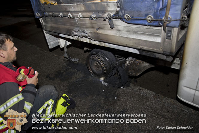 20220623 Nchtlicher Fahrzeugbrand in Baden Ortsteil Leesdorf  Foto: Stefan Schneider