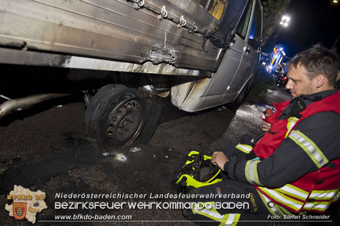 20220623 Nchtlicher Fahrzeugbrand in Baden Ortsteil Leesdorf  Foto: Stefan Schneider