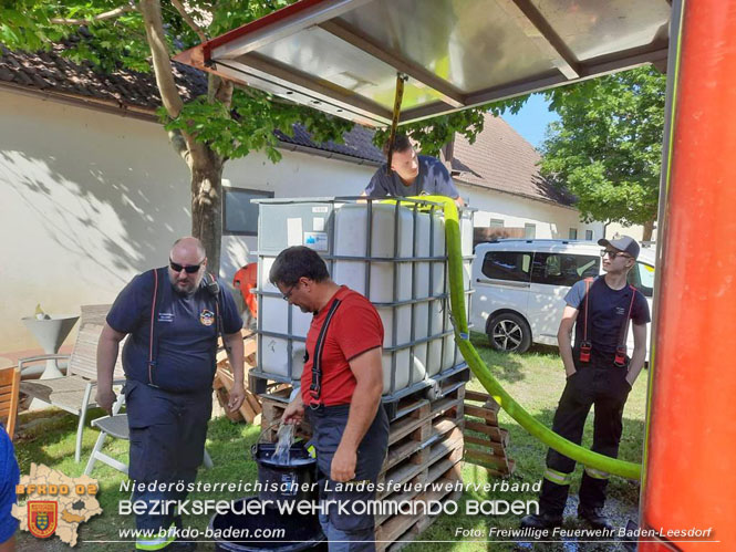 20220627 Feuerwehr versorgt zwei Reitstlle und ein Biomasseheizkraftwerk nach Wasserrohrbruch  Foto: Freiwillige Feuerwehr Baden-Leesdorf