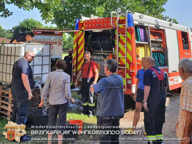 20220627 Feuerwehr versorgt zwei Reitstlle und ein Biomasseheizkraftwerk nach Wasserrohrbruch  Foto: Freiwillige Feuerwehr Baden-Leesdorf