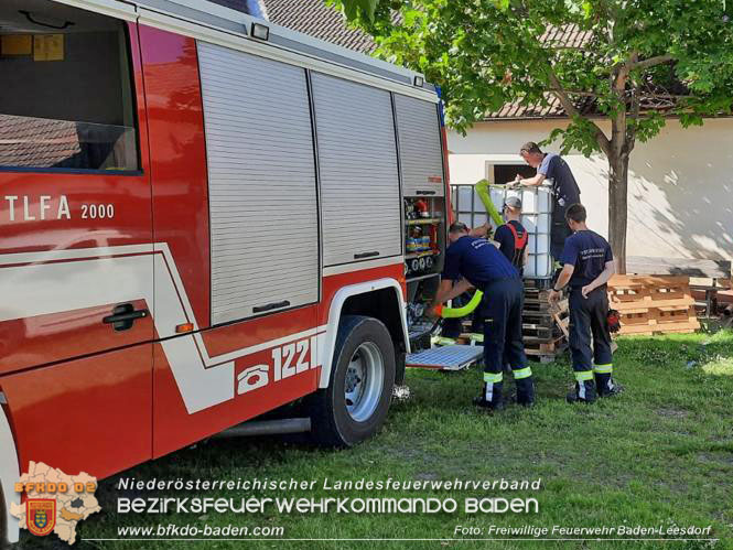 20220627 Feuerwehr versorgt zwei Reitstlle und ein Biomasseheizkraftwerk nach Wasserrohrbruch  Foto: Freiwillige Feuerwehr Baden-Leesdorf