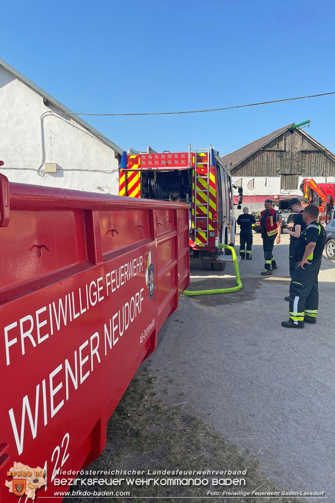 20220627 Feuerwehr versorgt zwei Reitstlle und ein Biomasseheizkraftwerk nach Wasserrohrbruch  Foto: Freiwillige Feuerwehr Baden-Leesdorf