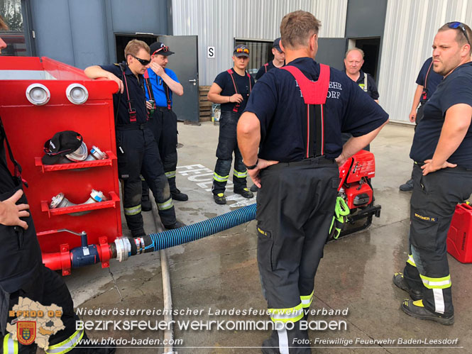 20220627 Feuerwehr versorgt zwei Reitstlle und ein Biomasseheizkraftwerk nach Wasserrohrbruch  Foto: Freiwillige Feuerwehr Baden-Leesdorf