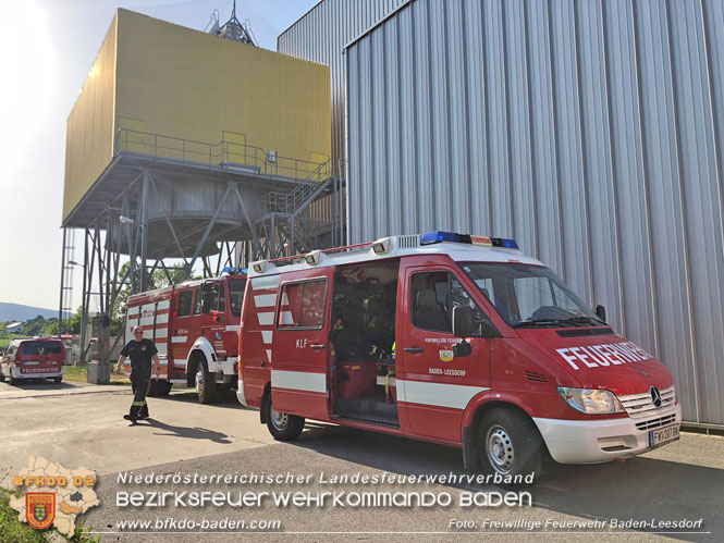 20220627 Feuerwehr versorgt zwei Reitstlle und ein Biomasseheizkraftwerk nach Wasserrohrbruch  Foto: Freiwillige Feuerwehr Baden-Leesdorf