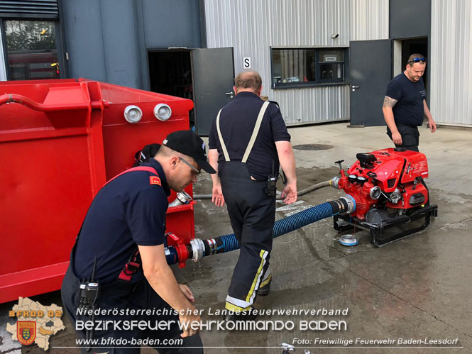 20220627 Feuerwehr versorgt zwei Reitstlle und ein Biomasseheizkraftwerk nach Wasserrohrbruch  Foto: Freiwillige Feuerwehr Baden-Leesdorf