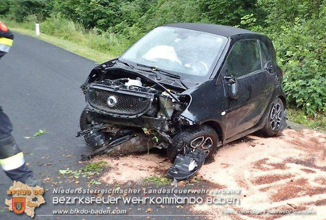 20220630 Pensionist verunglckt mit Kleinwagen auf der L4007 im Gemeindegebiet Bad Vslau-Gainfarn  Foto: Freiwillige Feuerwehr Gainfarn