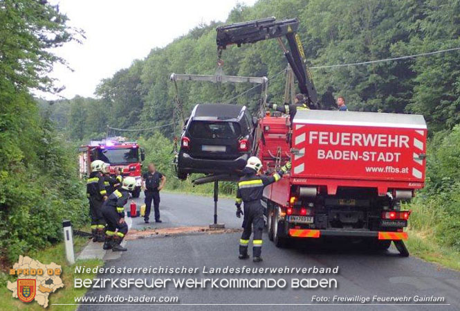 20220630 Pensionist verunglückt mit Kleinwagen auf der L4007 im Gemeindegebiet Bad Vöslau-Gainfarn  Foto: Freiwillige Feuerwehr Gainfarn