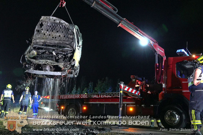 20220723 Fahrzeug fing bei Abschleppversuch Feuer  Foto: Stefan Schneider BFKDO Baden