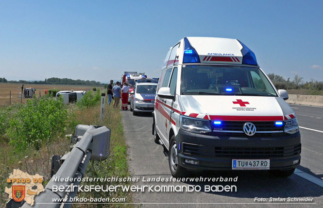 20220725 Spektakulrer Verkehrsunfall auf der A2 Sdautobahn im Gemeindegebiet Traiskirchen  Foto: Stefan Schneider BFKDO BADEN