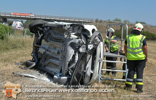 20220725 Spektakulrer Verkehrsunfall auf der A2 Sdautobahn im Gemeindegebiet Traiskirchen  Foto: Stefan Schneider BFKDO BADEN