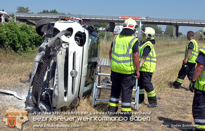 20220725 Spektakulrer Verkehrsunfall auf der A2 Sdautobahn im Gemeindegebiet Traiskirchen  Foto: Stefan Schneider BFKDO BADEN