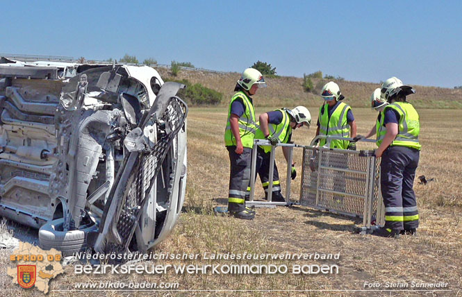 20220725 Spektakulärer Verkehrsunfall auf der A2 Südautobahn im Gemeindegebiet Traiskirchen Foto: Stefan Schneider BFKDO BADEN 20220725 Spektakulärer Verkehrsunfall auf der A2 Südautobahn im Gemeindegebiet Traiskirchen Foto: Stefan Schneider BFKDO BADEN