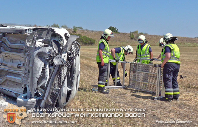 20220725 Spektakulrer Verkehrsunfall auf der A2 Sdautobahn im Gemeindegebiet Traiskirchen  Foto: Stefan Schneider BFKDO BADEN