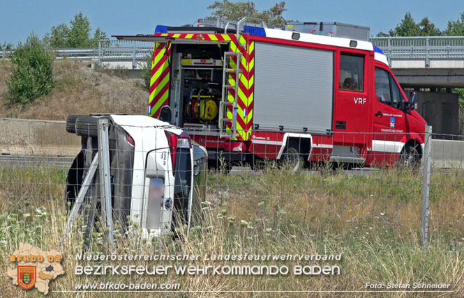 20220725 Spektakulrer Verkehrsunfall auf der A2 Sdautobahn im Gemeindegebiet Traiskirchen  Foto: Stefan Schneider BFKDO BADEN