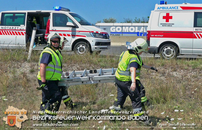 20220725 Spektakulärer Verkehrsunfall auf der A2 Südautobahn im Gemeindegebiet Traiskirchen Foto: Stefan Schneider BFKDO BADEN 20220725 Spektakulärer Verkehrsunfall auf der A2 Südautobahn im Gemeindegebiet Traiskirchen Foto: Stefan Schneider BFKDO BADEN