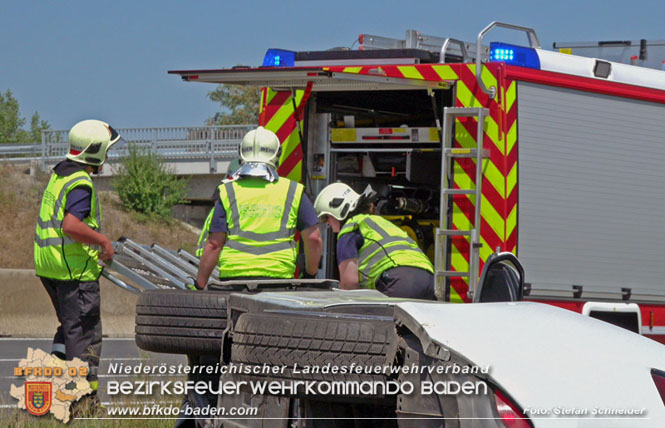 20220725 Spektakulrer Verkehrsunfall auf der A2 Sdautobahn im Gemeindegebiet Traiskirchen  Foto: Stefan Schneider BFKDO BADEN