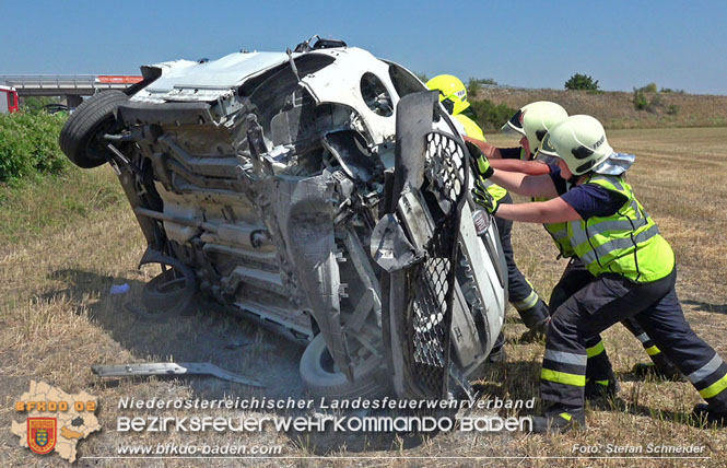 20220725 Spektakulrer Verkehrsunfall auf der A2 Sdautobahn im Gemeindegebiet Traiskirchen  Foto: Stefan Schneider BFKDO BADEN