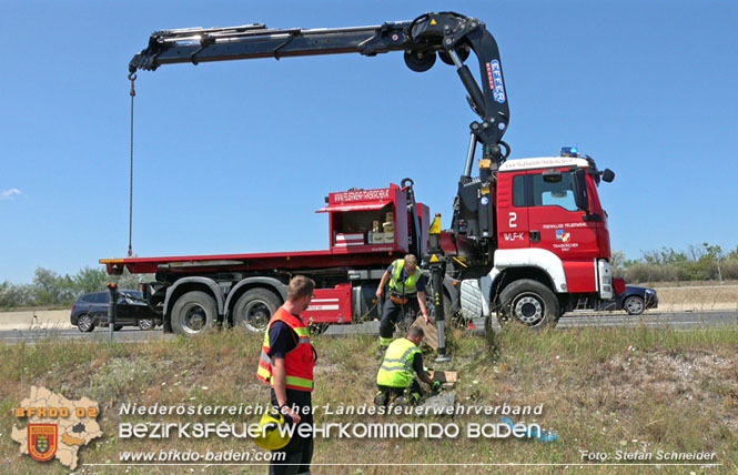 20220725 Spektakulärer Verkehrsunfall auf der A2 Südautobahn im Gemeindegebiet Traiskirchen Foto: Stefan Schneider BFKDO BADEN 20220725 Spektakulärer Verkehrsunfall auf der A2 Südautobahn im Gemeindegebiet Traiskirchen Foto: Stefan Schneider BFKDO BADEN