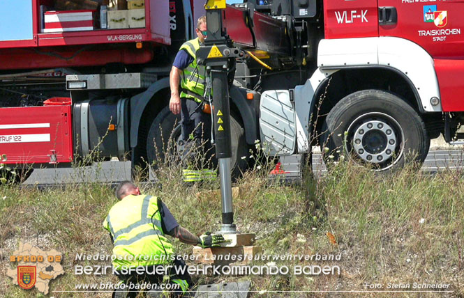 20220725 Spektakulärer Verkehrsunfall auf der A2 Südautobahn im Gemeindegebiet Traiskirchen Foto: Stefan Schneider BFKDO BADEN 20220725 Spektakulärer Verkehrsunfall auf der A2 Südautobahn im Gemeindegebiet Traiskirchen Foto: Stefan Schneider BFKDO BADEN