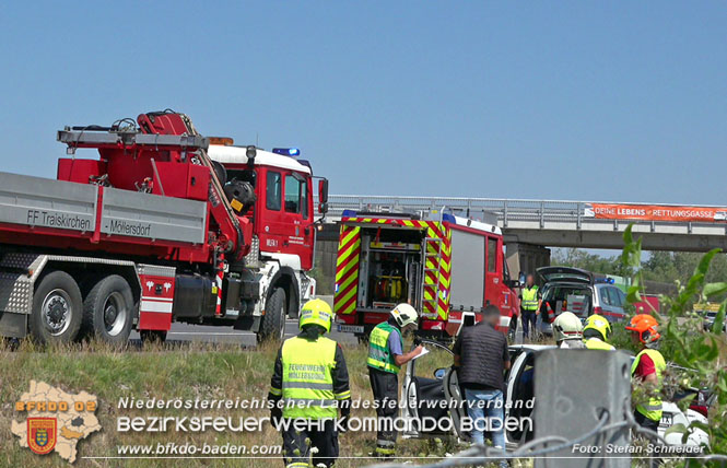 20220725 Spektakulärer Verkehrsunfall auf der A2 Südautobahn im Gemeindegebiet Traiskirchen Foto: Stefan Schneider BFKDO BADEN 20220725 Spektakulärer Verkehrsunfall auf der A2 Südautobahn im Gemeindegebiet Traiskirchen Foto: Stefan Schneider BFKDO BADEN