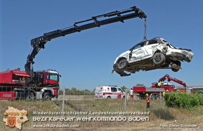 20220725 Spektakulrer Verkehrsunfall auf der A2 Sdautobahn im Gemeindegebiet Traiskirchen  Foto: Stefan Schneider BFKDO BADEN