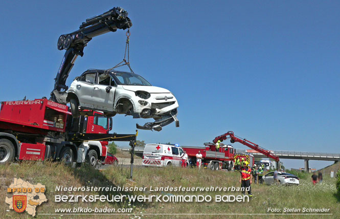 20220725 Spektakulärer Verkehrsunfall auf der A2 Südautobahn im Gemeindegebiet Traiskirchen  Foto: Stefan Schneider BFKDO BADEN