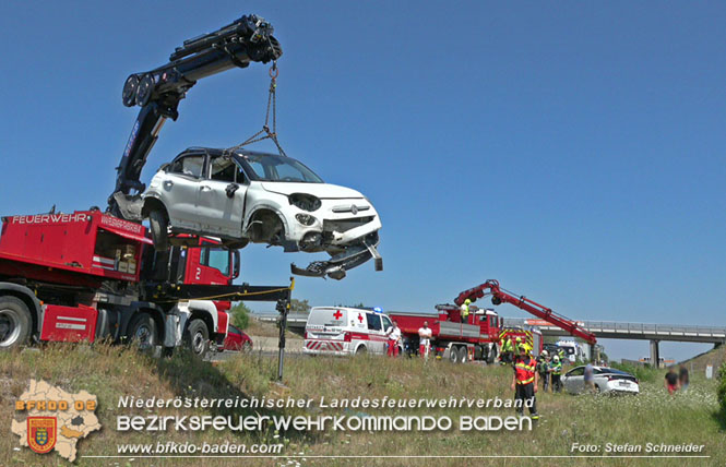 20220725 Spektakulärer Verkehrsunfall auf der A2 Südautobahn im Gemeindegebiet Traiskirchen Foto: Stefan Schneider BFKDO BADEN 20220725 Spektakulärer Verkehrsunfall auf der A2 Südautobahn im Gemeindegebiet Traiskirchen Foto: Stefan Schneider BFKDO BADEN