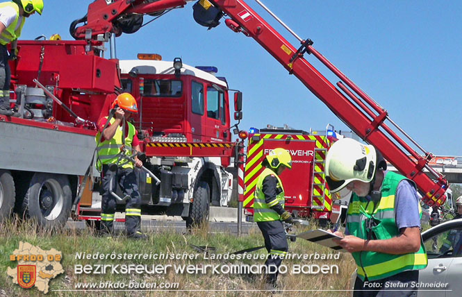 20220725 Spektakulärer Verkehrsunfall auf der A2 Südautobahn im Gemeindegebiet Traiskirchen Foto: Stefan Schneider BFKDO BADEN 20220725 Spektakulärer Verkehrsunfall auf der A2 Südautobahn im Gemeindegebiet Traiskirchen Foto: Stefan Schneider BFKDO BADEN