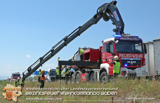 20220725 Spektakulärer Verkehrsunfall auf der A2 Südautobahn im Gemeindegebiet Traiskirchen Foto: Stefan Schneider BFKDO BADEN 20220725 Spektakulärer Verkehrsunfall auf der A2 Südautobahn im Gemeindegebiet Traiskirchen Foto: Stefan Schneider BFKDO BADEN