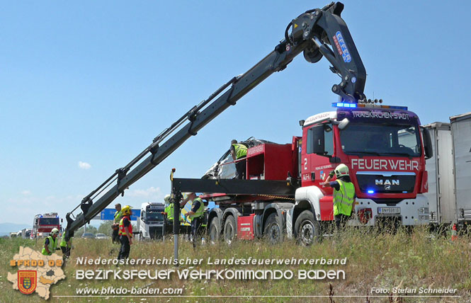 20220725 Spektakulrer Verkehrsunfall auf der A2 Sdautobahn im Gemeindegebiet Traiskirchen  Foto: Stefan Schneider BFKDO BADEN