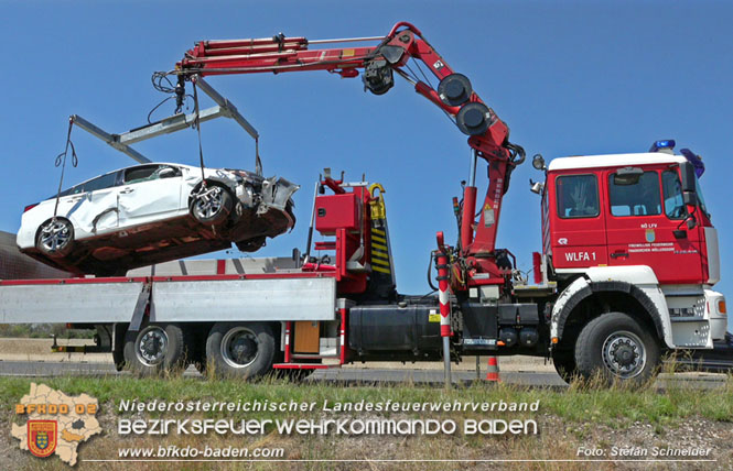 20220725 Spektakulrer Verkehrsunfall auf der A2 Sdautobahn im Gemeindegebiet Traiskirchen  Foto: Stefan Schneider BFKDO BADEN