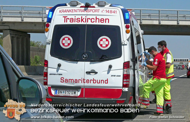 20220725 Spektakulrer Verkehrsunfall auf der A2 Sdautobahn im Gemeindegebiet Traiskirchen  Foto: Stefan Schneider BFKDO BADEN