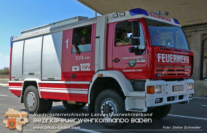 20220725 Spektakulärer Verkehrsunfall auf der A2 Südautobahn im Gemeindegebiet Traiskirchen Foto: Stefan Schneider BFKDO BADEN 20220725 Spektakulärer Verkehrsunfall auf der A2 Südautobahn im Gemeindegebiet Traiskirchen Foto: Stefan Schneider BFKDO BADEN