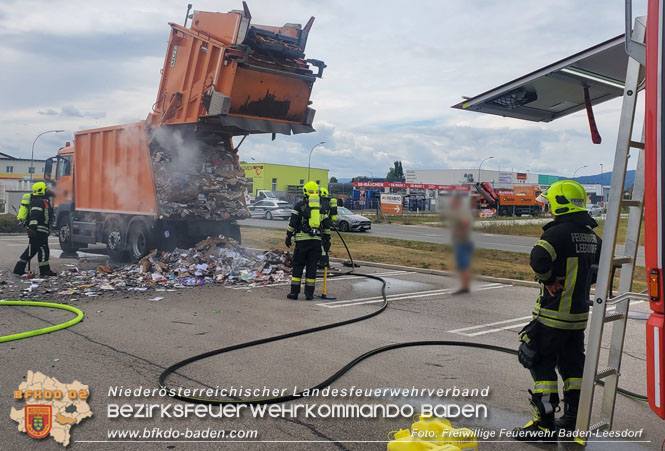 20220726 Ladung von Altpapiersammelfahrzeug geriet in Brand in Baden Ortsteil Leesdorf Foto: Stefan Wagner / Freiwillige Feuerwehr Baden-Leesdorf 20220726 Ladung von Altpapiersammelfahrzeug geriet in Brand in Baden Ortsteil Leesdorf Foto: Stefan Wagner / Freiwillige Feuerwehr Baden-Leesdorf