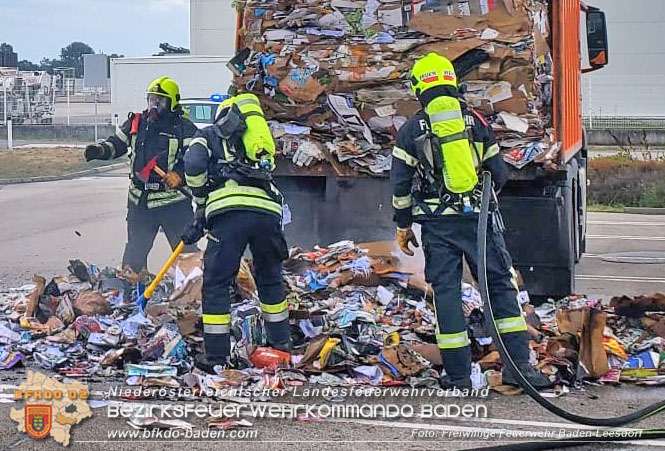 20220726 Ladung von Altpapiersammelfahrzeug geriet in Brand in Baden Ortsteil Leesdorf  Foto: Stefan Wagner / Freiwillige Feuerwehr Baden-Leesdorf